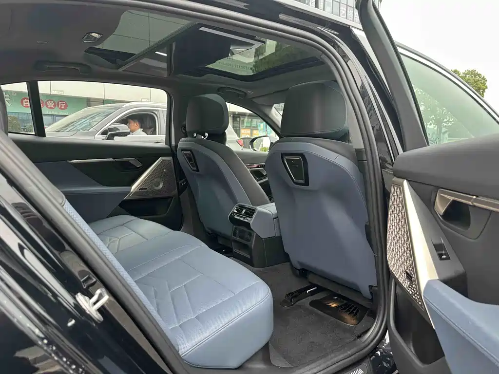 BMW 5 Series 2025 — фото 12