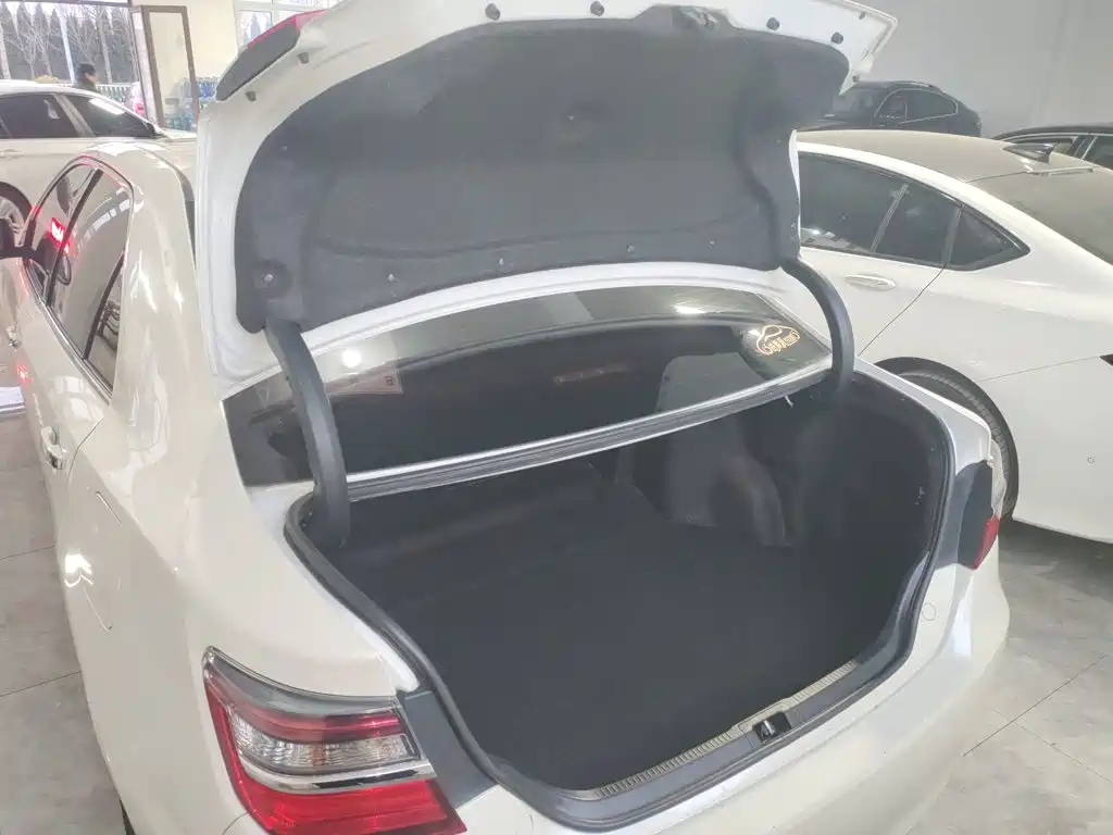 Toyota Camry 2015 — фото 19