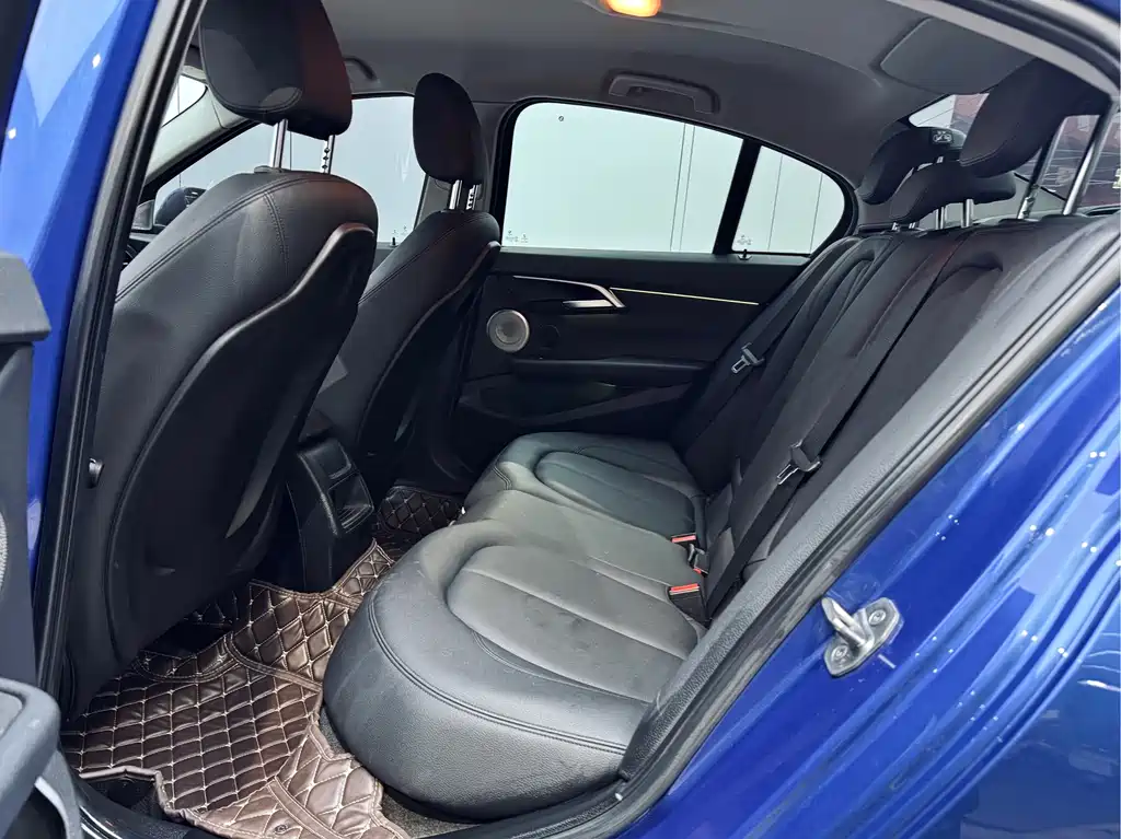 BMW 1 Series 2019 — фото 10
