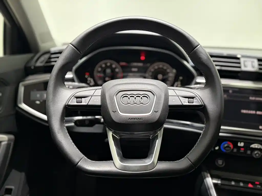 Audi Q3 2023 — фото 16
