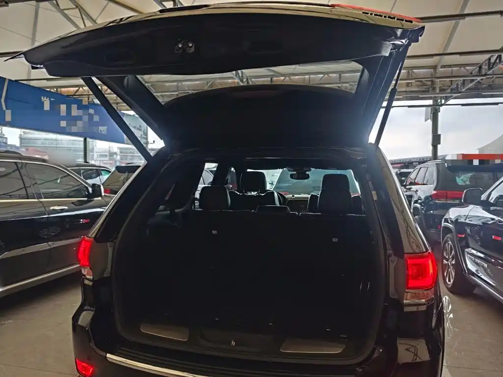 Jeep Grand Cherokee 2018 — фото 19