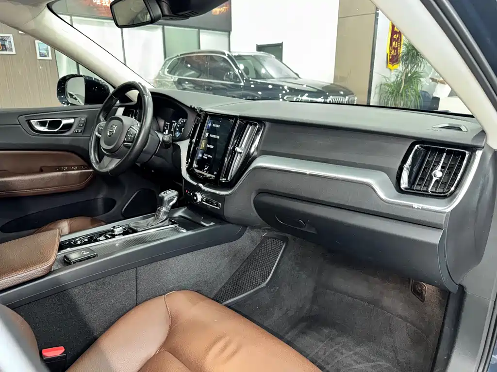 Volvo XC60 2020 — фото 14
