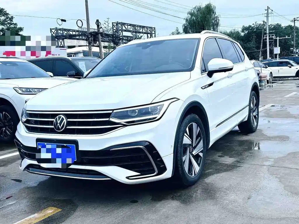 Volkswagen Tiguan L 2023 — фото 1