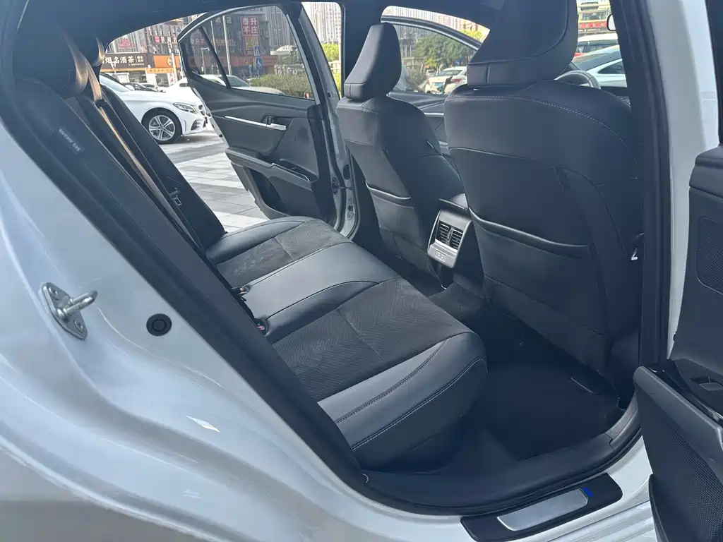 Toyota Camry 2025 — фото 11