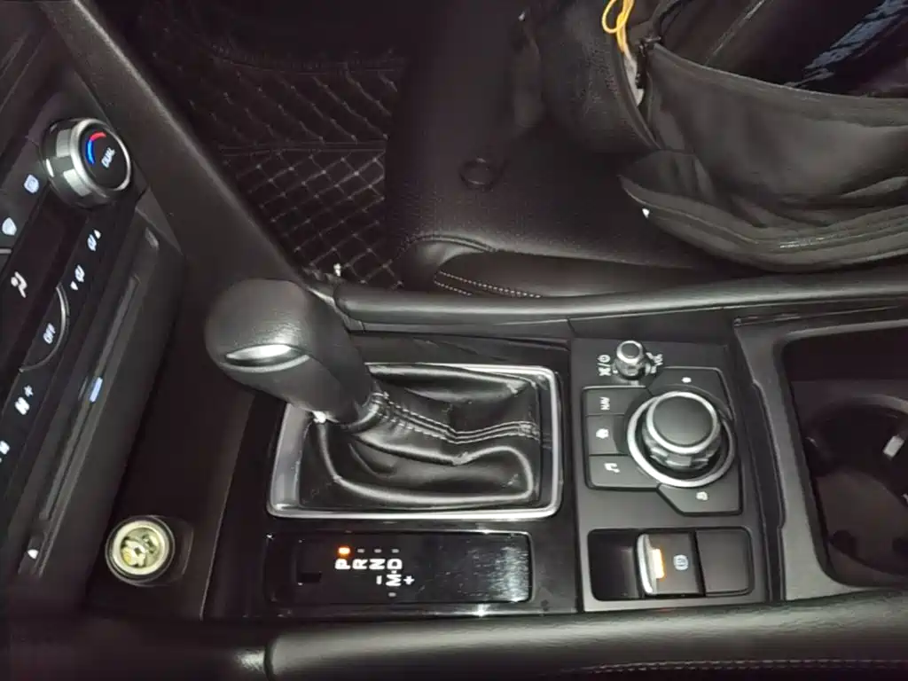 Mazda 3 Axela 2018 — фото 14