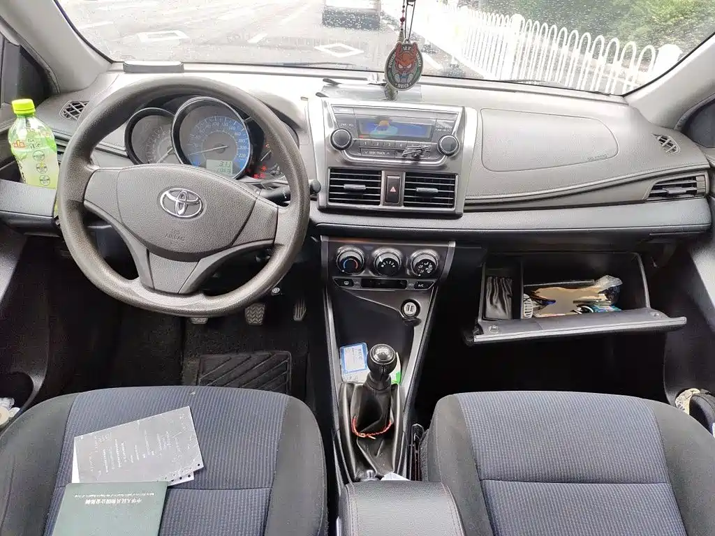 Toyota Yaris L 2015 — фото 10