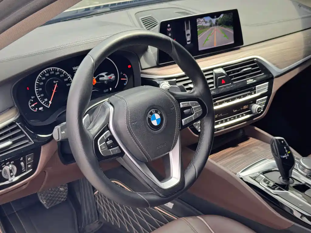 BMW 5 Series 2019 — фото 9