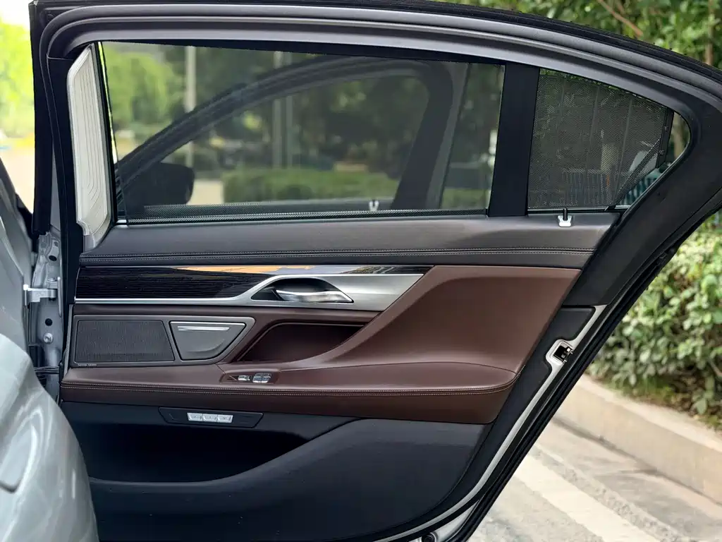 BMW 7 Series 2017 — фото 16