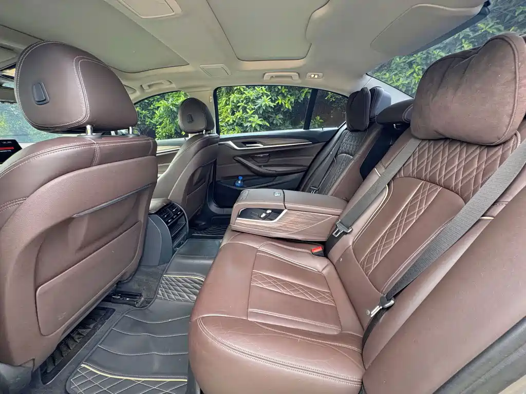 BMW 5 Series 2019 — фото 13