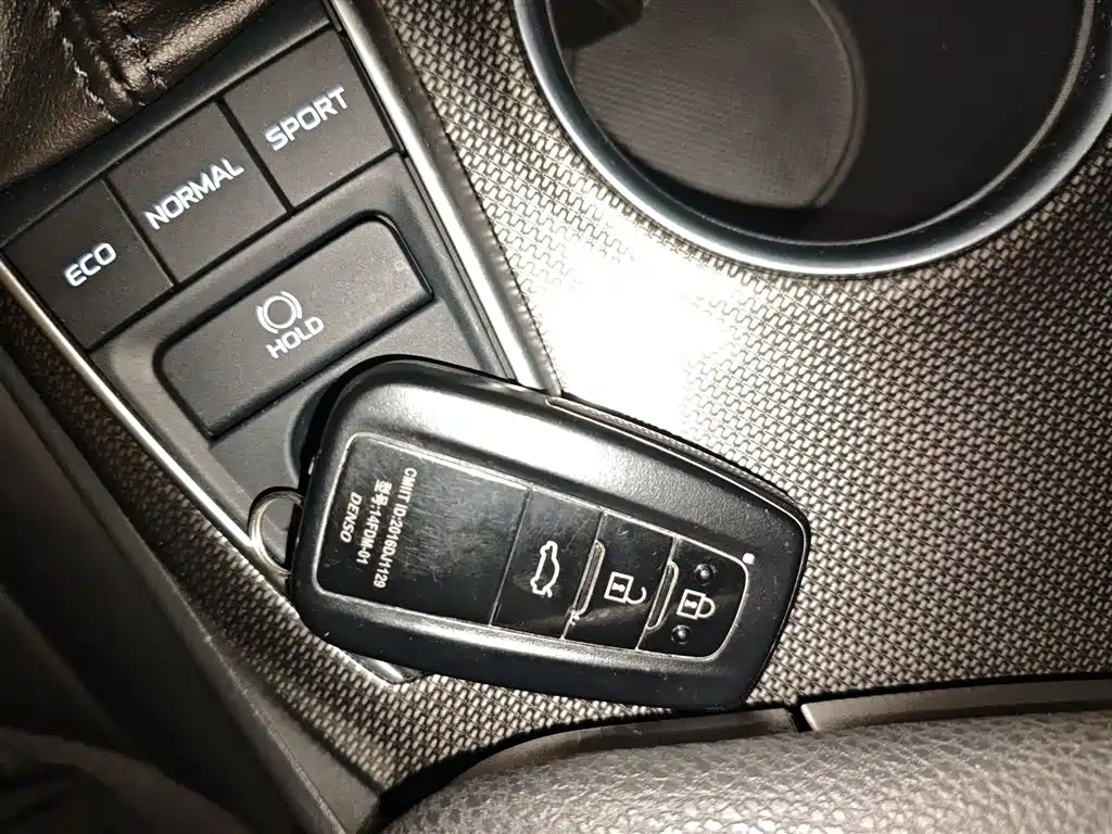Toyota Camry 2023 — фото 24