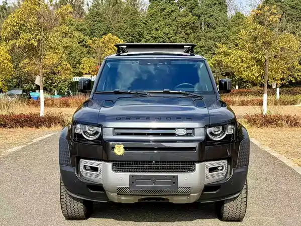 Land Rover Defender 2023