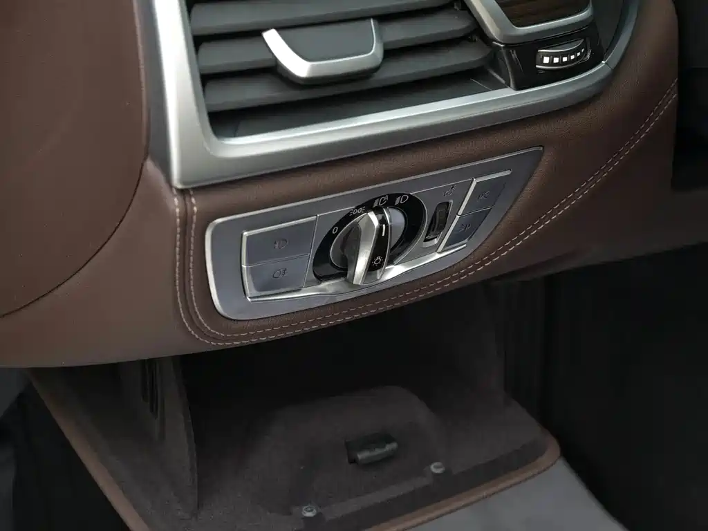 BMW 7 Series 2017 — фото 16