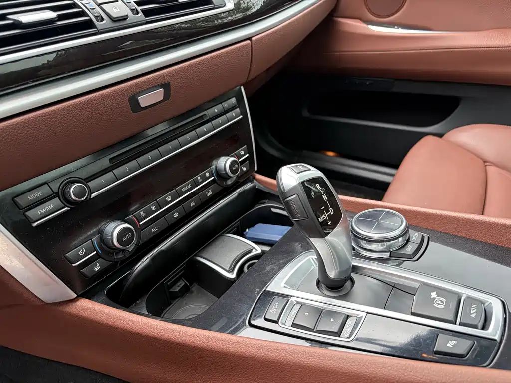 BMW 5 Series GT 2013 — фото 10