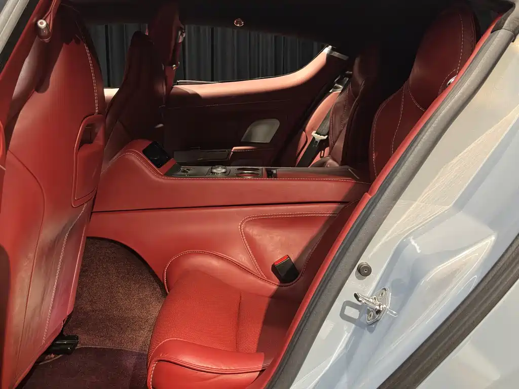 Aston Martin Rapide 2016 — фото 17