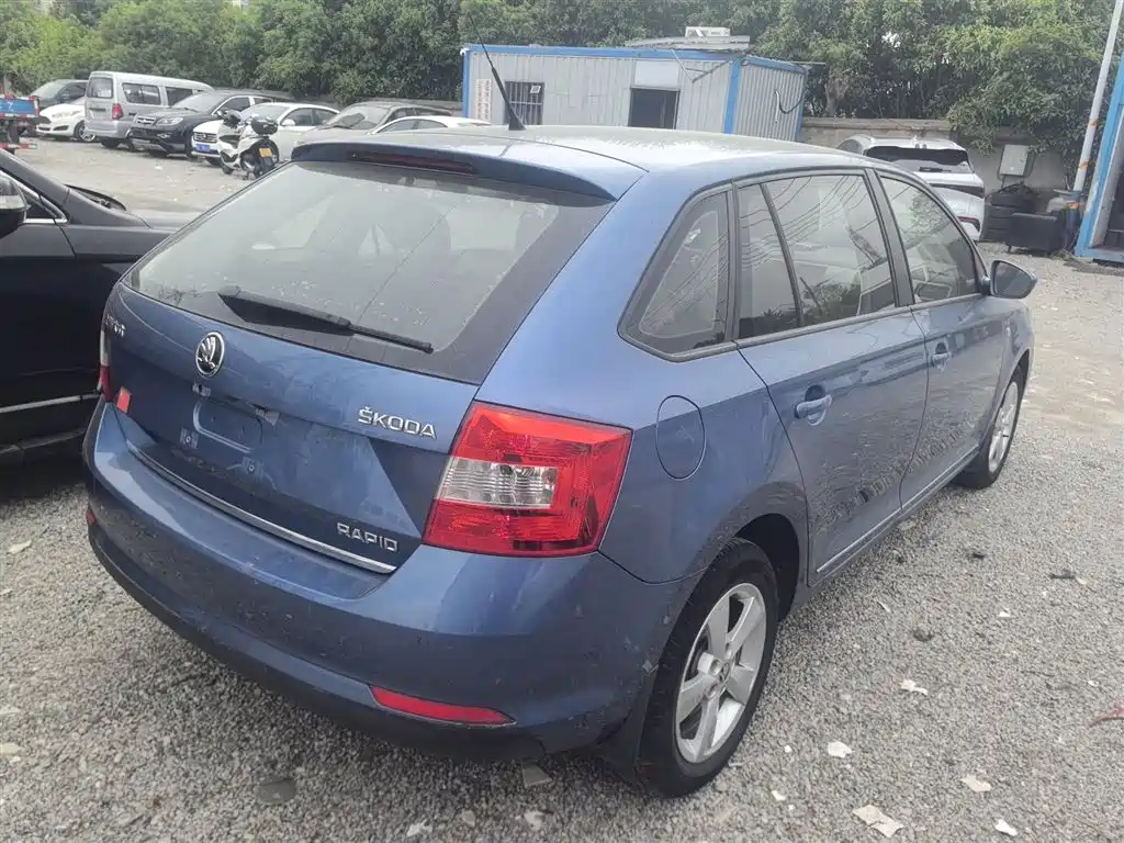 Skoda Rapid Spaceback 2015 — фото 7