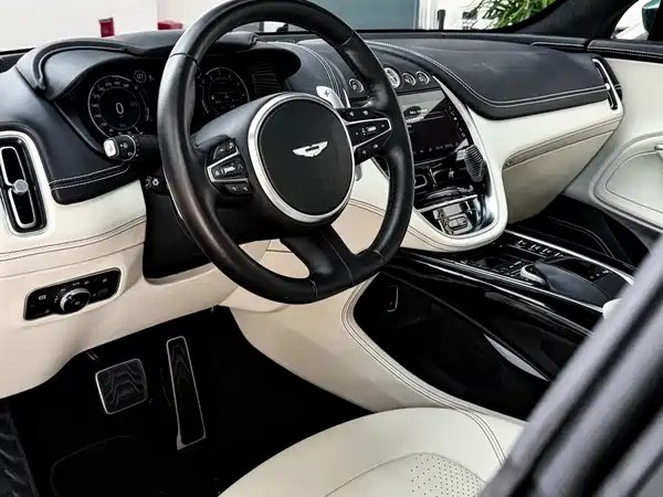 Aston Martin DBX 2023