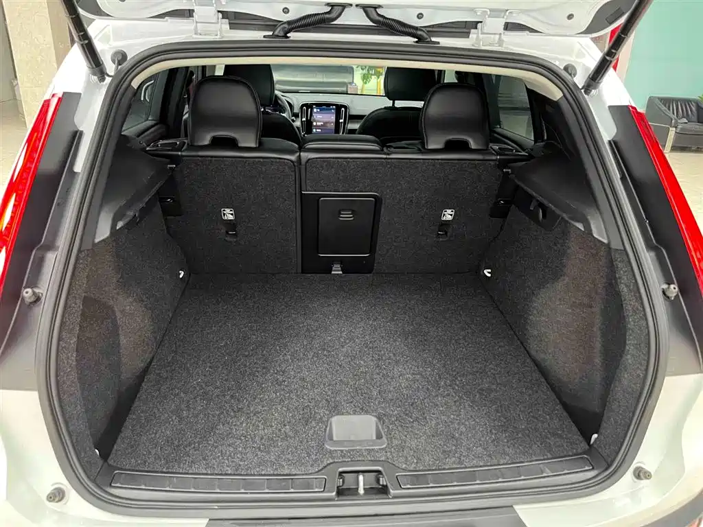 Volvo XC40 2023 — фото 16