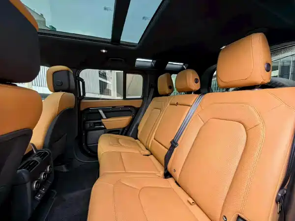 Land Rover Defender 2024