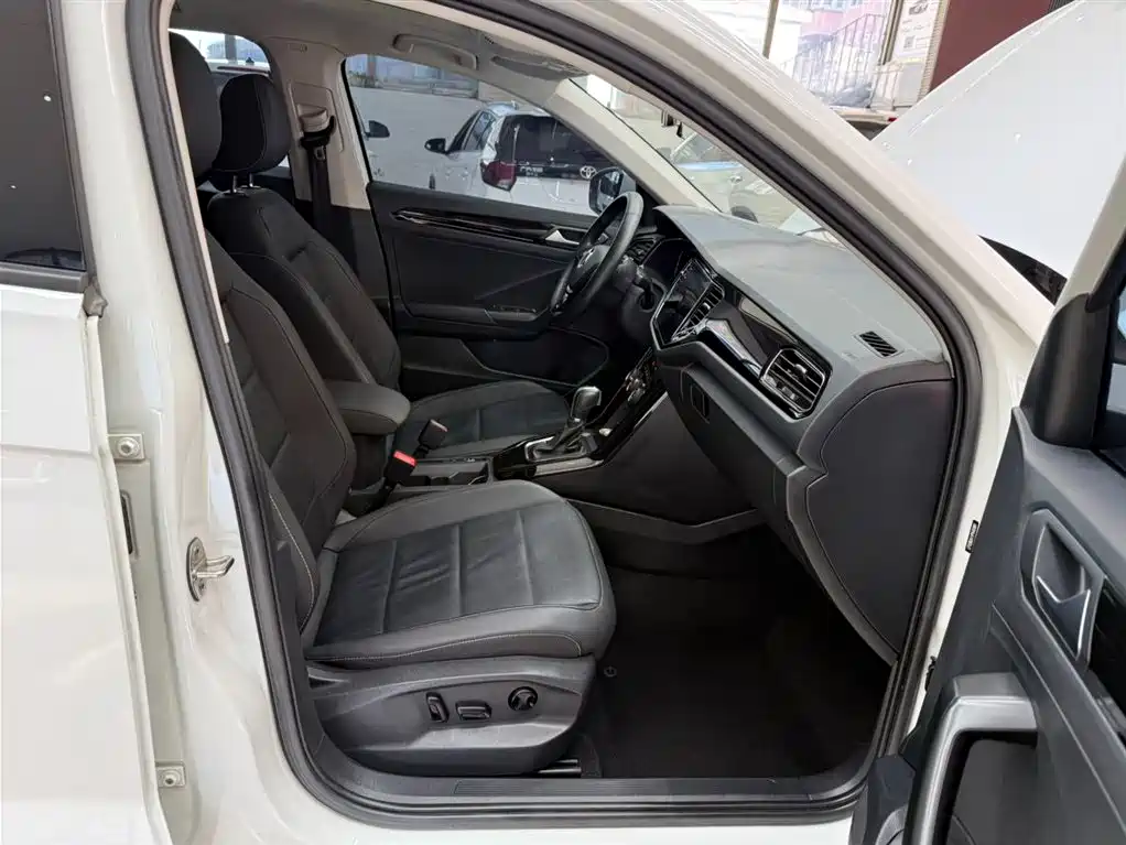 Volkswagen T-Roc 2023 — фото 18