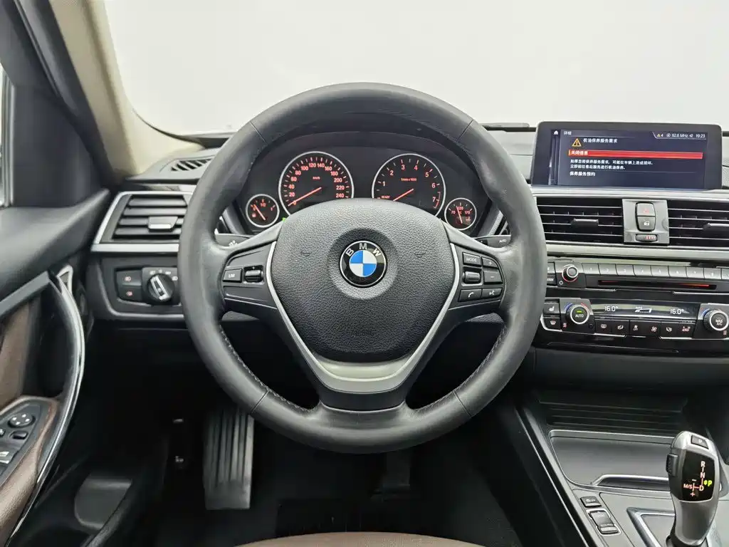 BMW 3 Series 2019 — фото 11