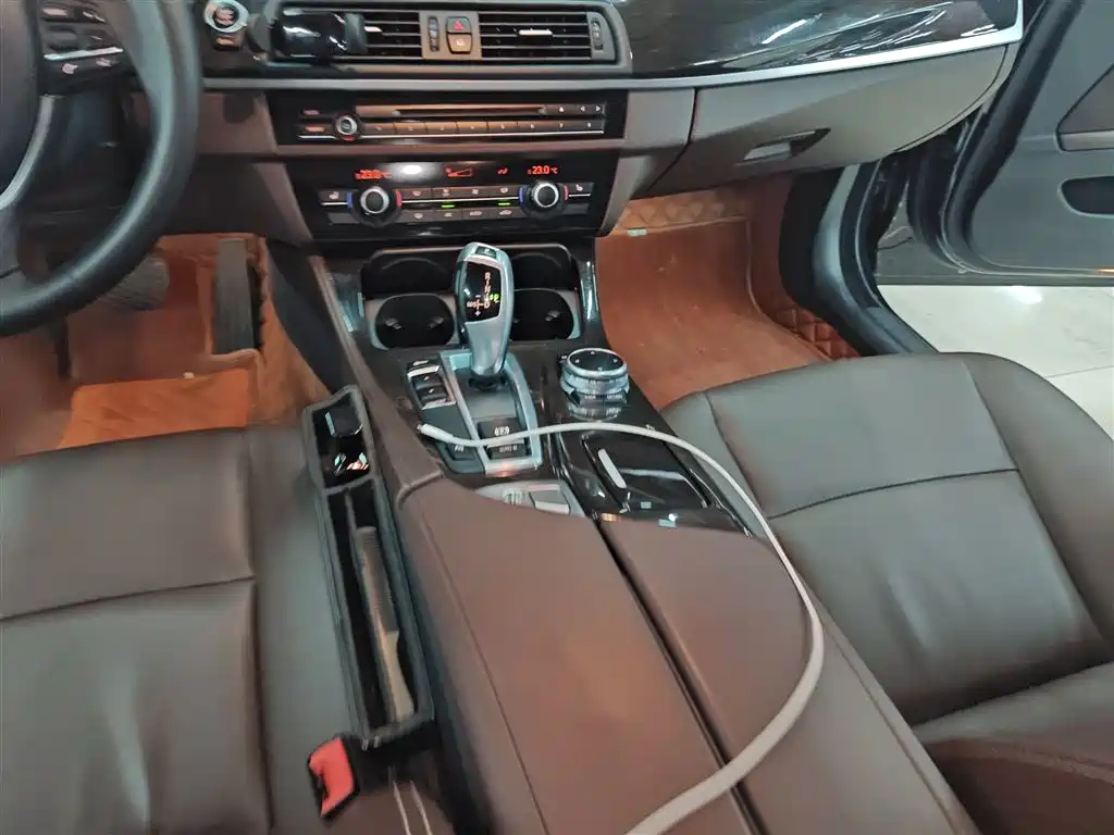 BMW 5 Series 2017 — фото 10