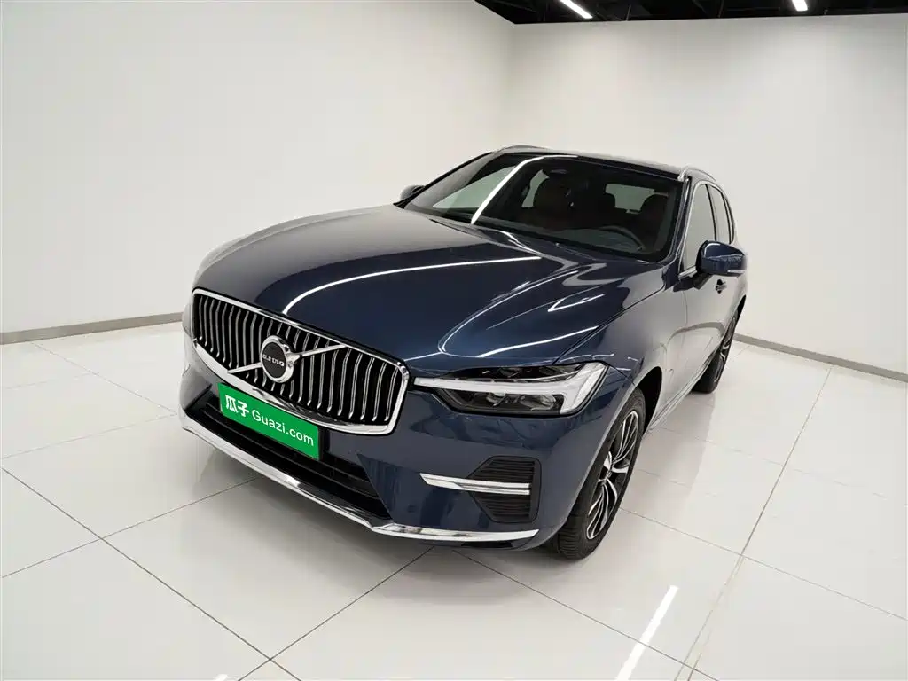Volvo XC60 2022 — фото 1