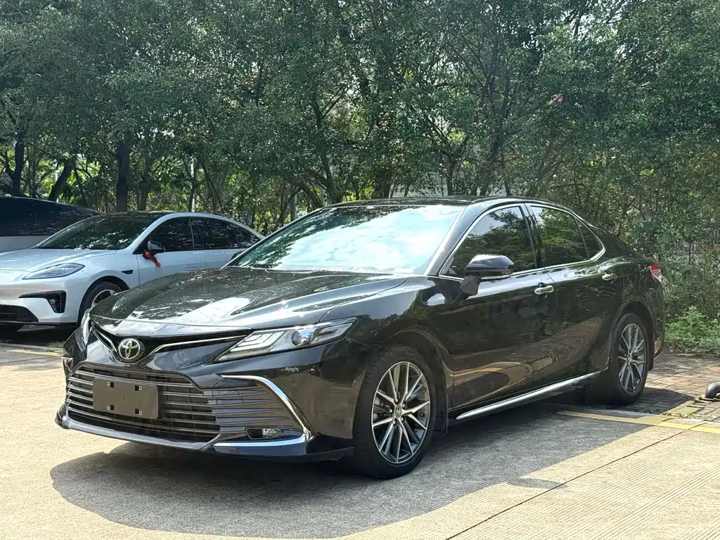 Toyota Camry 2023 — фото 1