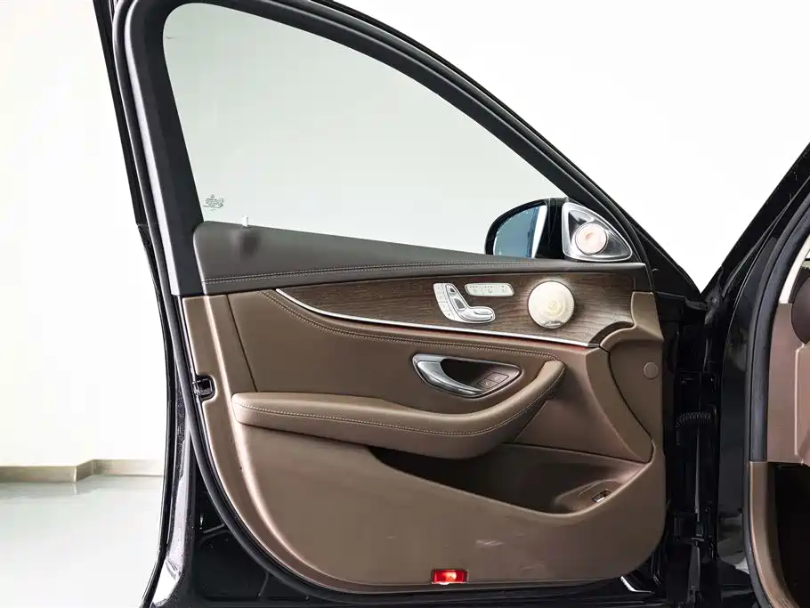 Mercedes-Benz E-Class 2023 — фото 10