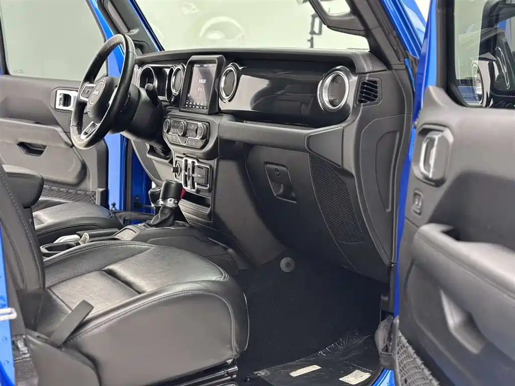 Jeep Wrangler 2023 — фото 24
