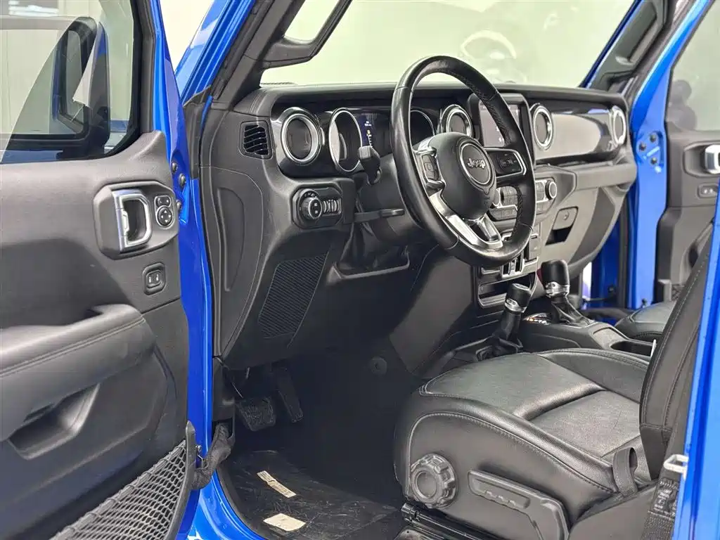 Jeep Wrangler 2023 — фото 25