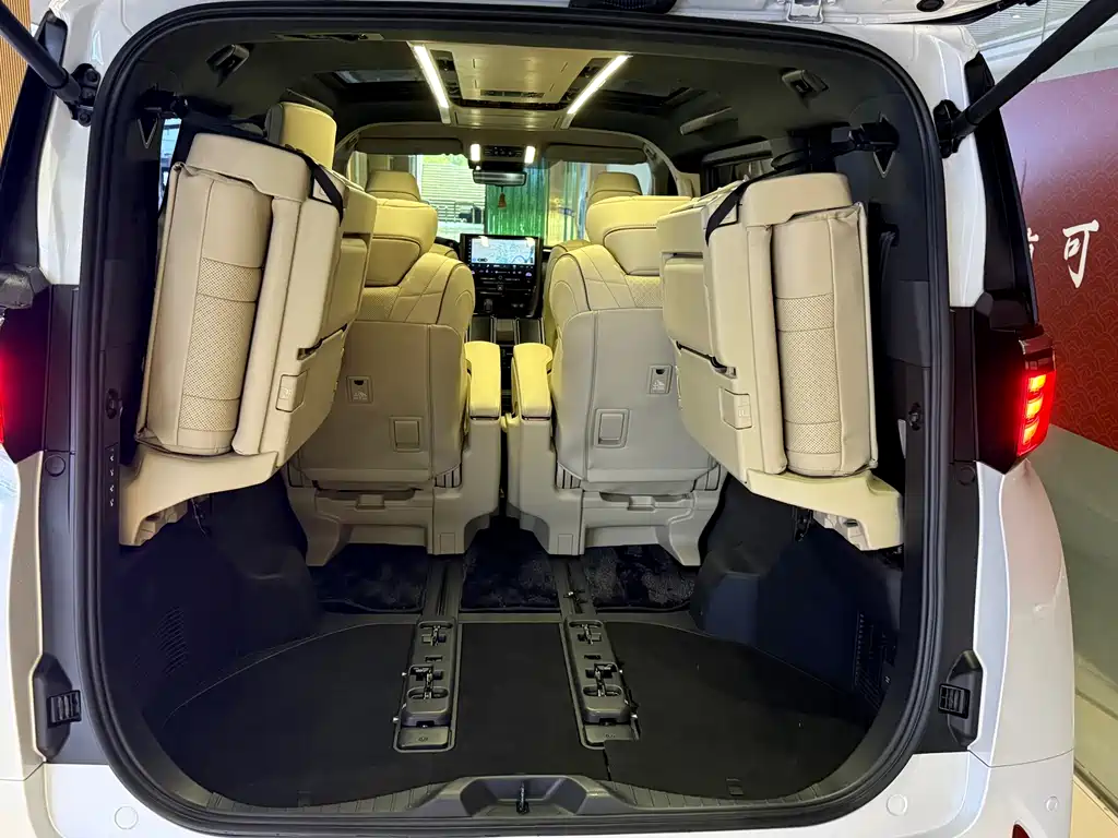 Toyota Alphard 2023 — фото 8