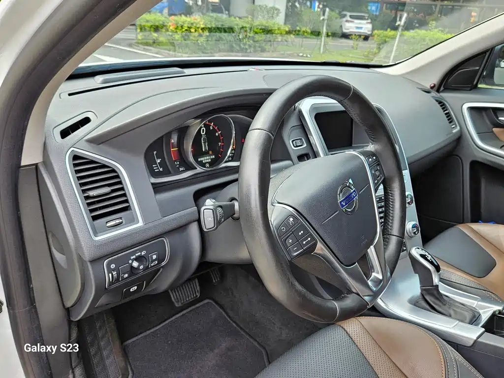 Volvo XC60 2017 — фото 19