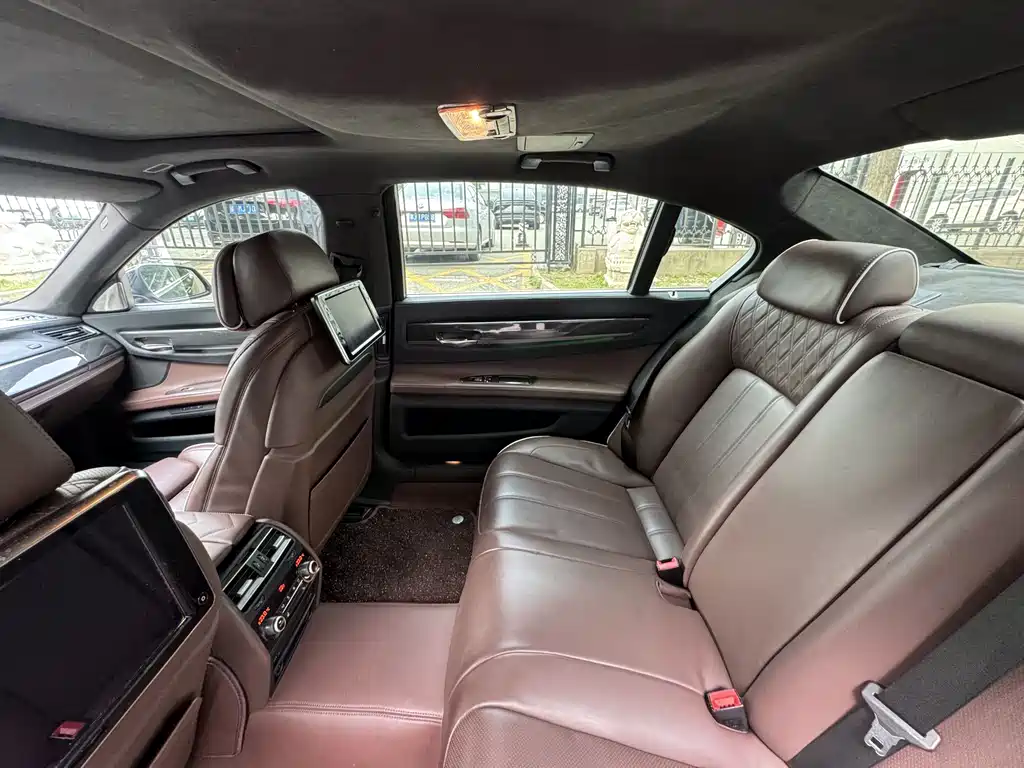 BMW 7 Series 2014 — фото 14