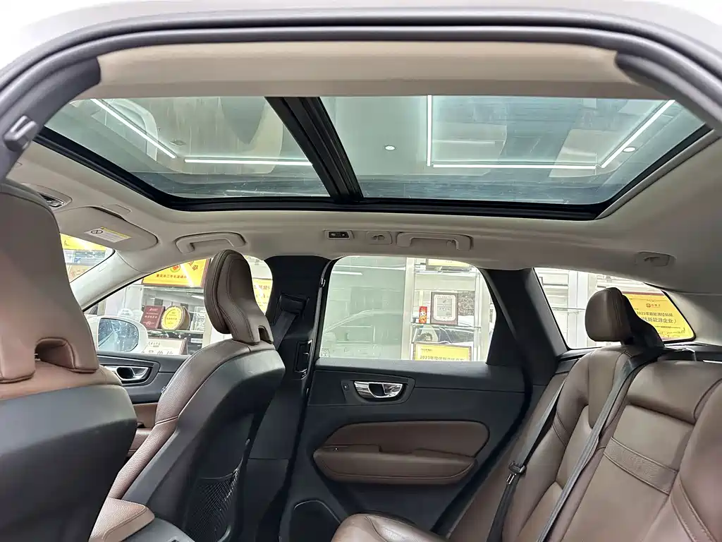 Volvo XC60 2019 — фото 10