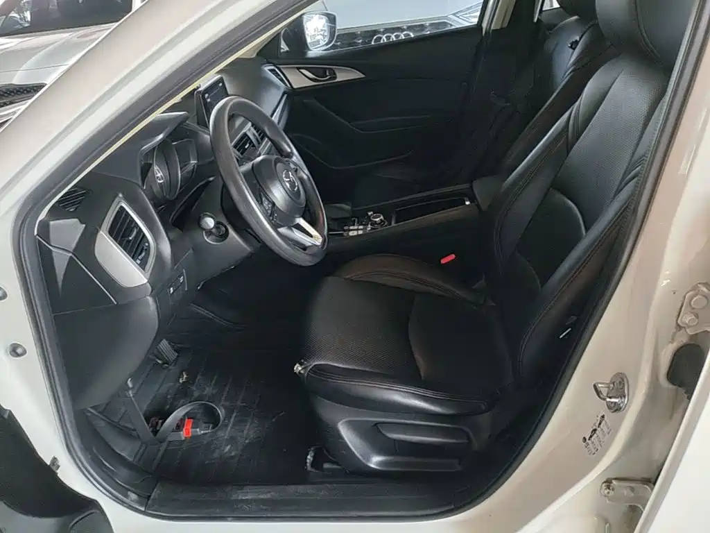 Mazda 3 Axela 2018 — фото 15