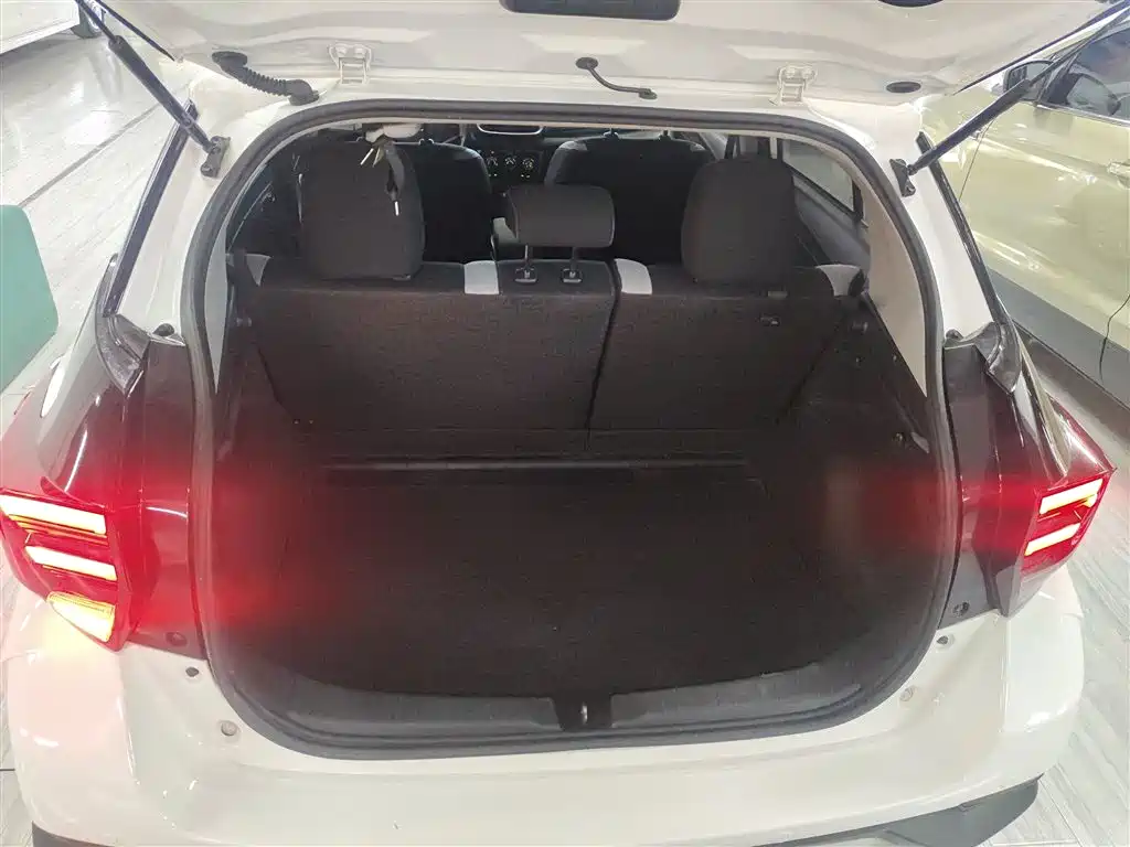 Toyota Yaris L 2023 — фото 19