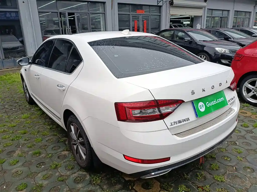 Skoda Octavia 2021 — фото 5