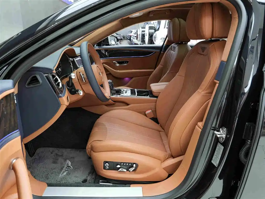 Bentley Flying Spur 2024 — фото 11