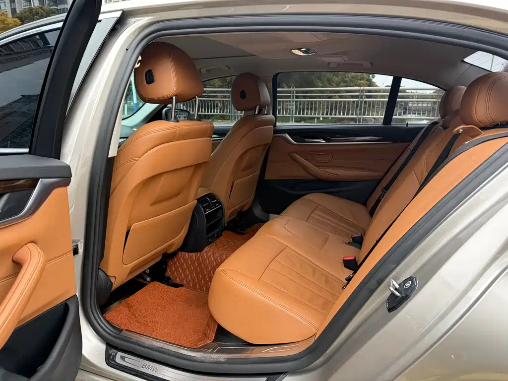 BMW 5 Series 2018 — фото 15