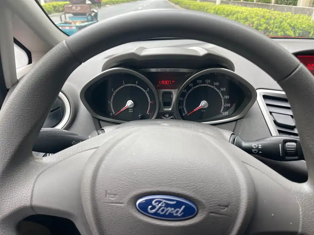 Ford Fiesta 2013 — фото 13