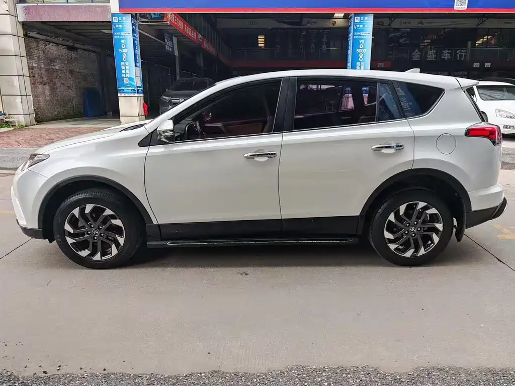 Toyota RAV4 2017 — фото 2