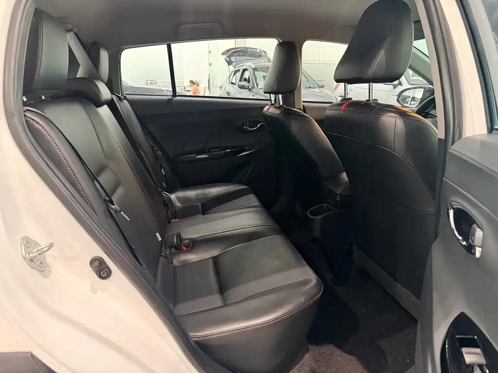 Toyota Yaris L 2022 — фото 10