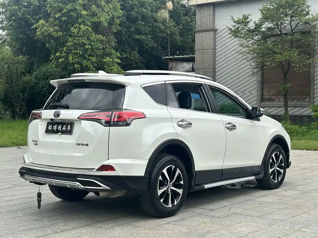 Toyota RAV4 2017 — фото 15