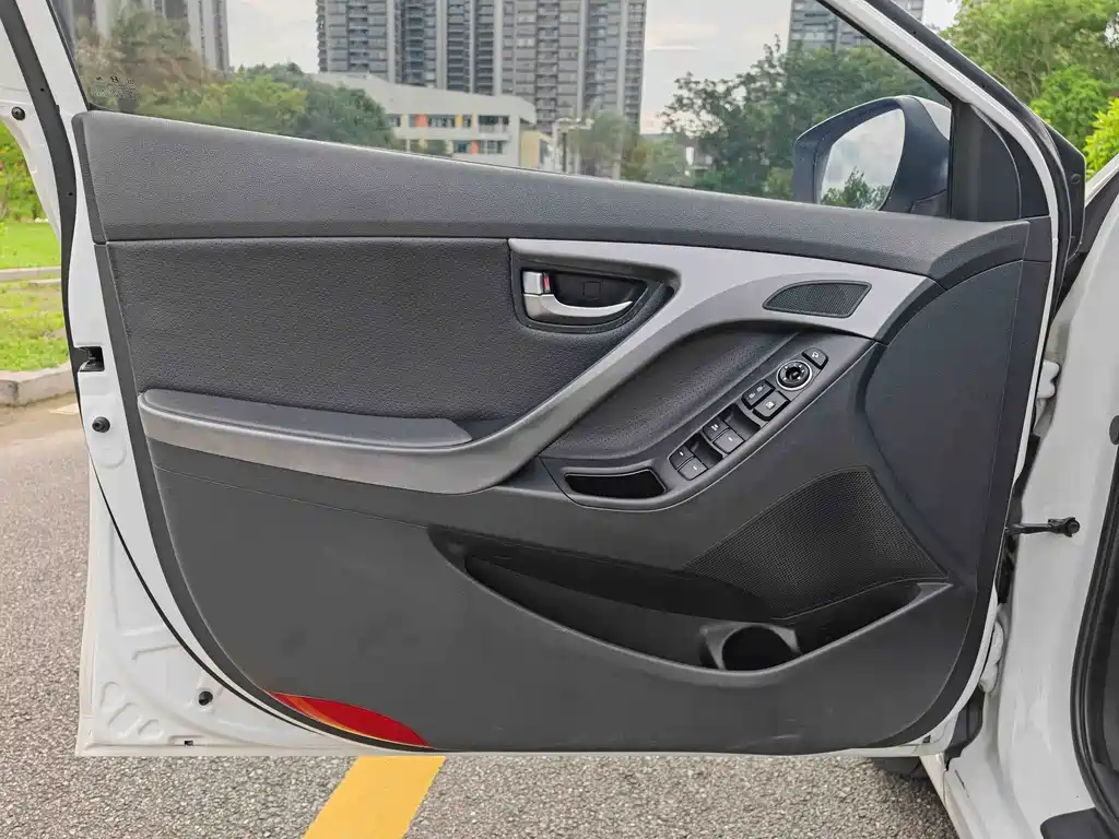 Hyundai Elantra Langdong 2016 — фото 12