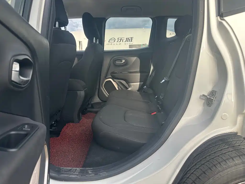 Jeep Renegade 2017 — фото 11