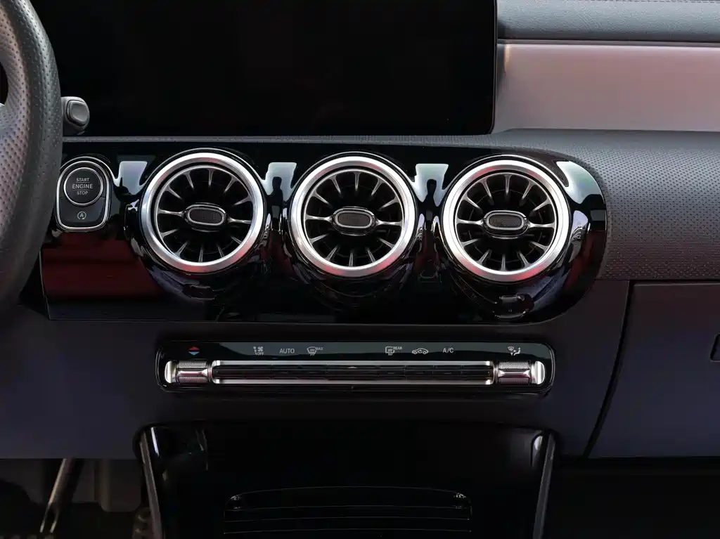 Mercedes-Benz A-Class AMG 2024 — фото 10
