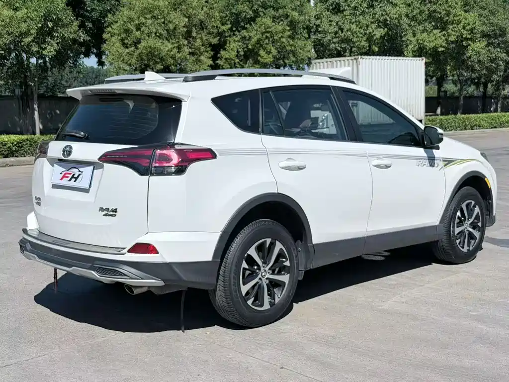 Toyota RAV4 2018 — фото 9