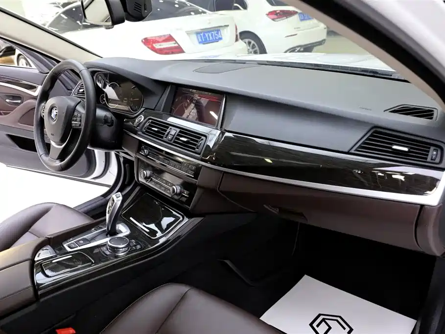 BMW 5 Series 2017 — фото 16