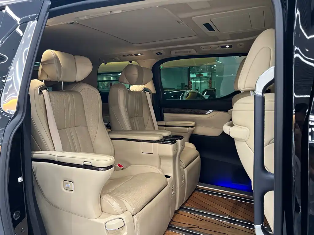 Toyota Alphard 2023 — фото 7