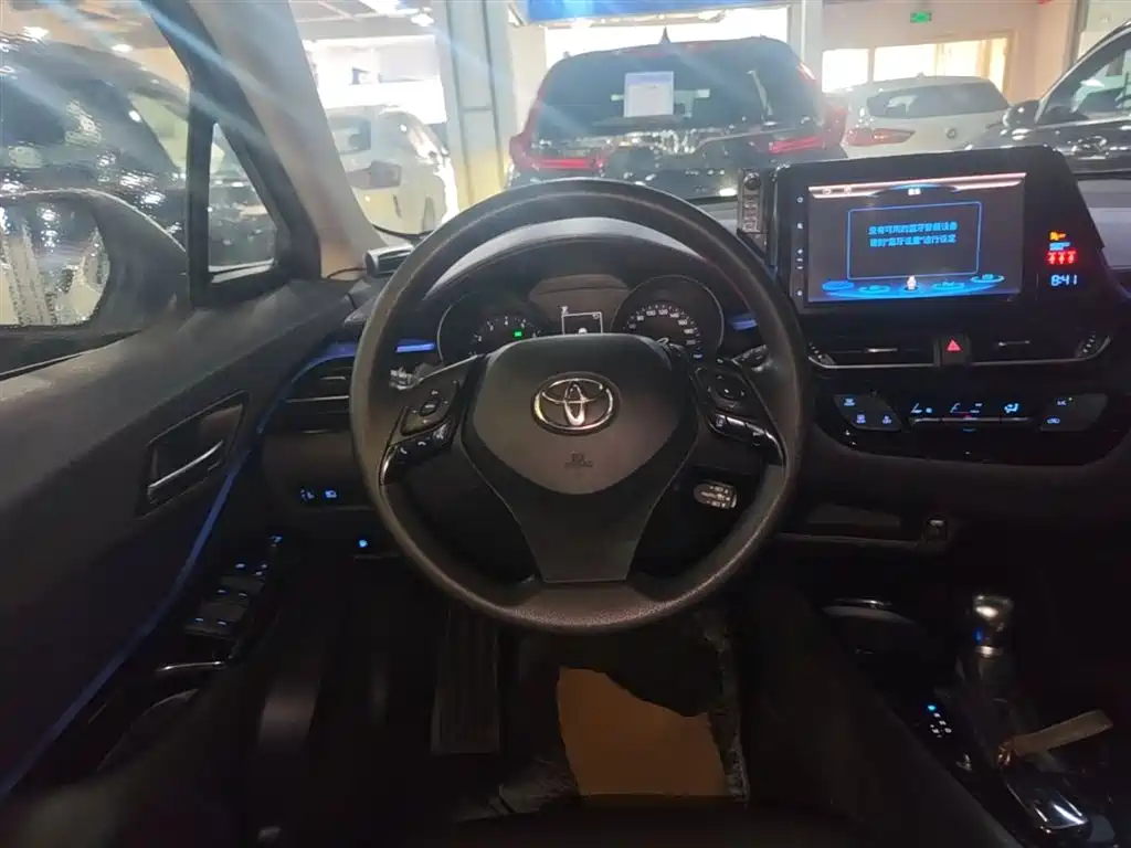 Toyota C-HR 2019 — фото 11